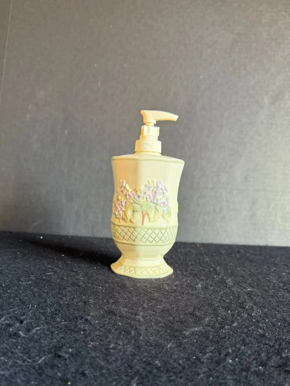 Vintage Ceramic Embossed ‘Lilac’ Bathroom Accessory Set
